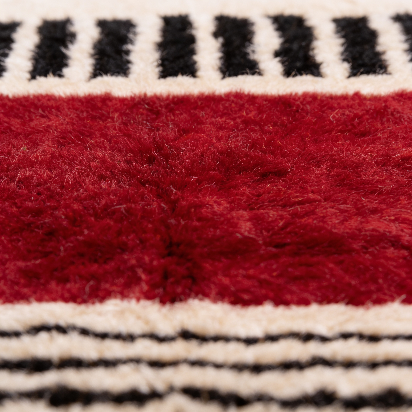 Tapis Berbère Beni Ouarain rouge bordeaux - détail macro de la laine