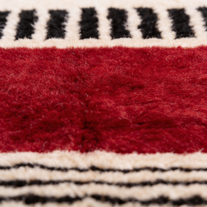 Tapis Berbère Beni Ouarain rouge bordeaux - détail macro de la laine