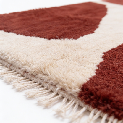 Tapis Berbère Beni Ouarain rouge intense - détail macro de la laine