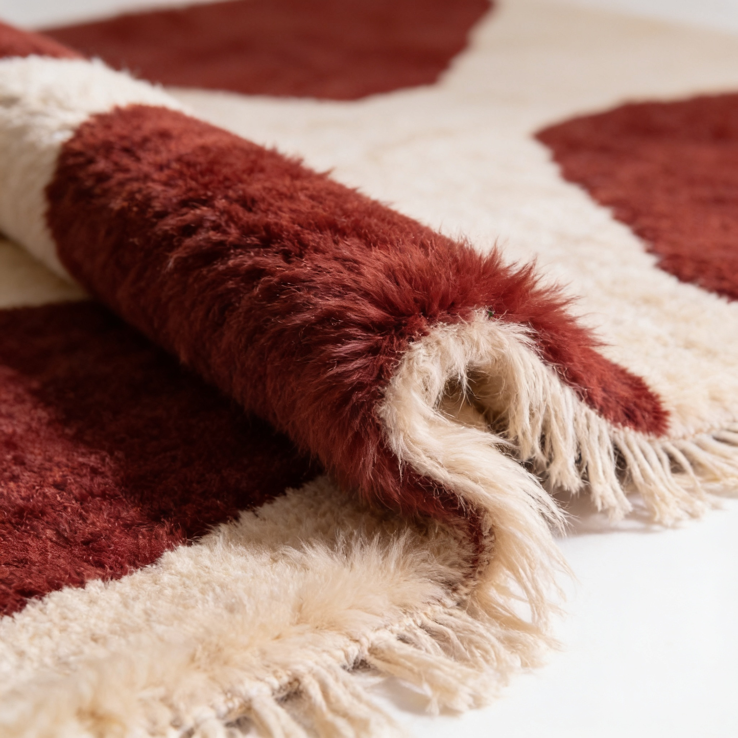 Tapis Berbère Beni Ouarain rouge intense - gros plan sur l'épaisseur du poil