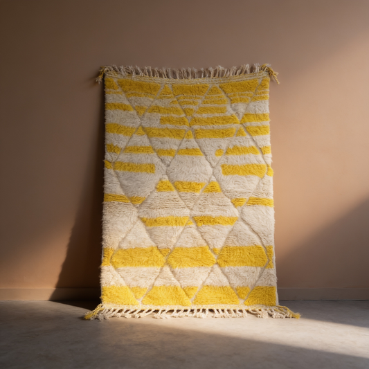 Tapis Berbère Béni Ouarain blanc et jaune à damiers, vue de face sur fond gris studio