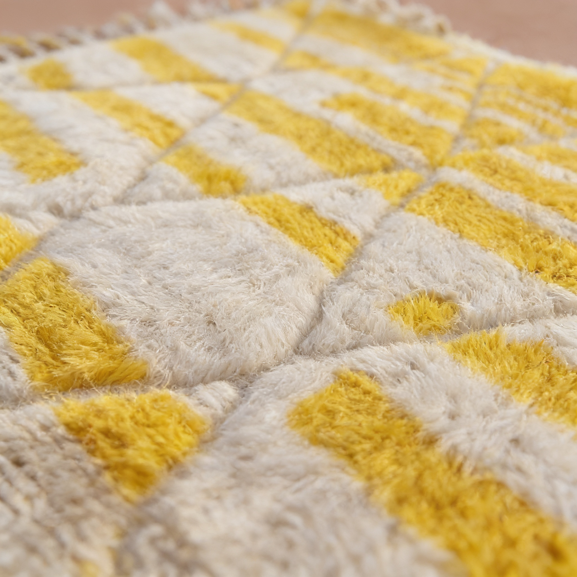 Tapis Berbère Béni Ouarain blanc et jaune - détail macro de la laine et du tissage