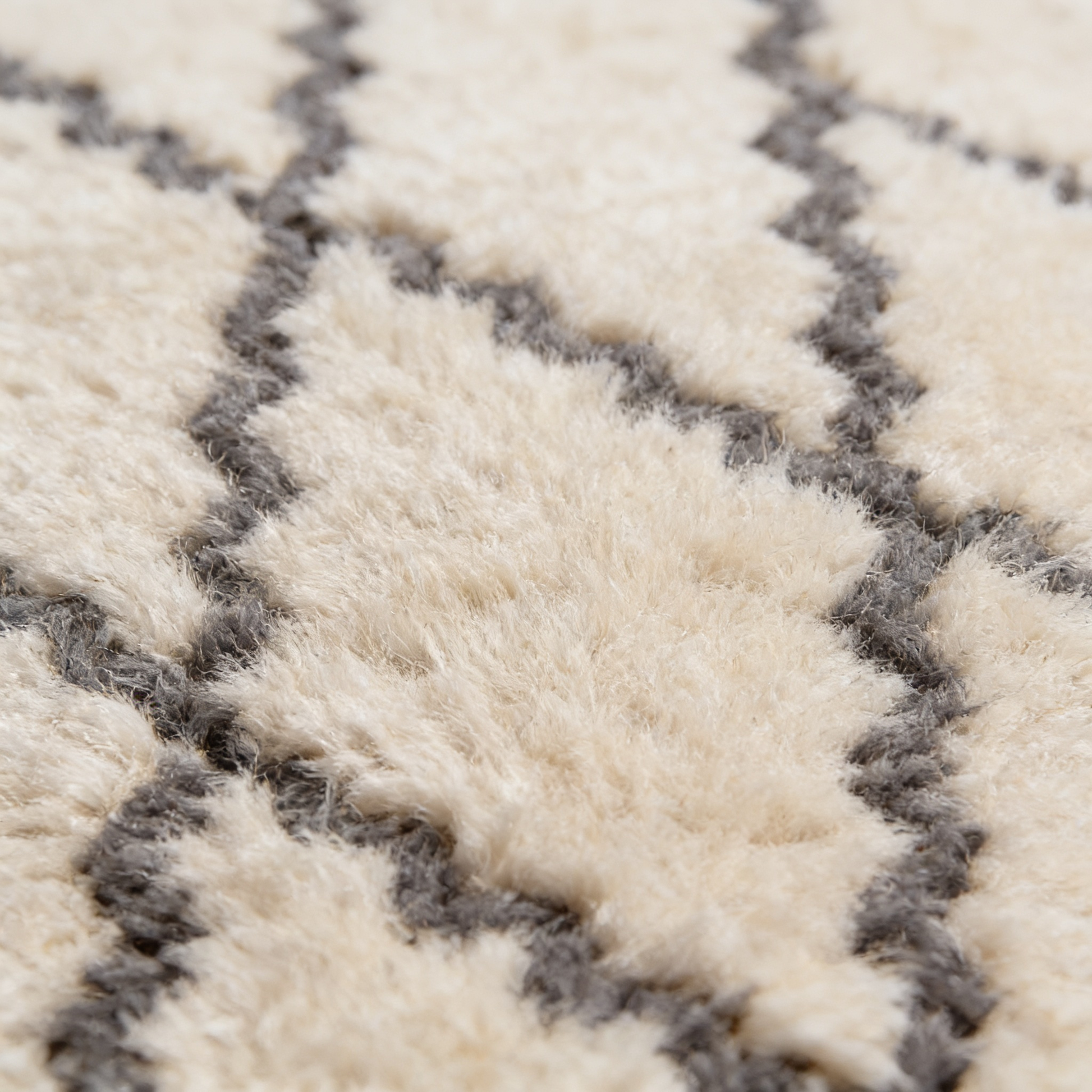 Tapis Berbère couloir Beni Ouarain écru à losanges noirs - détail macro de la laine et du tissage