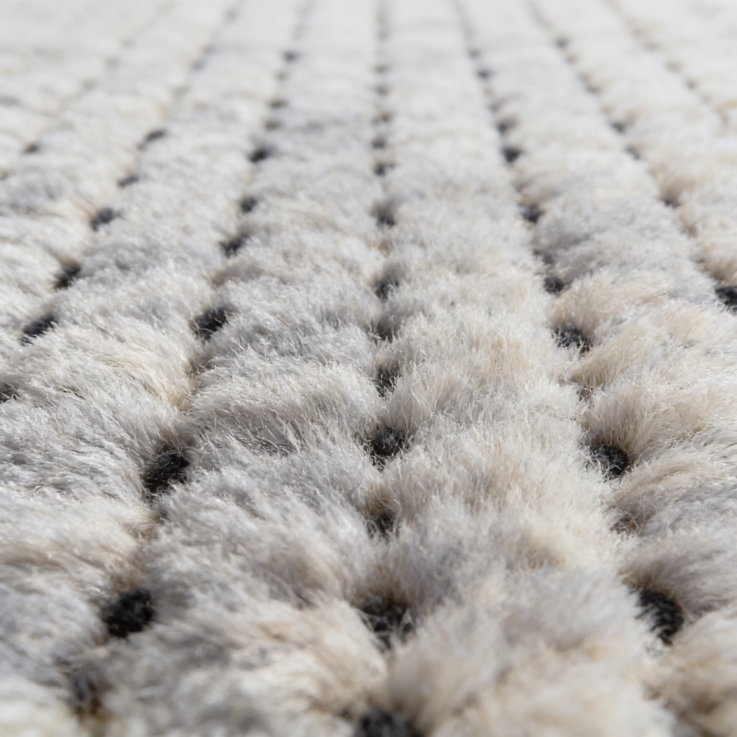 Tapis Berbère couloir Beni Ouarain écru à pois noirs - détail macro de la laine et du tissage