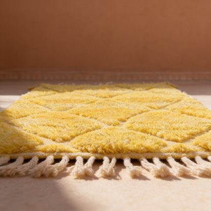 Tapis Berbère Béni Ouarain jaune - gros plan sur l'épaisseur du poil
