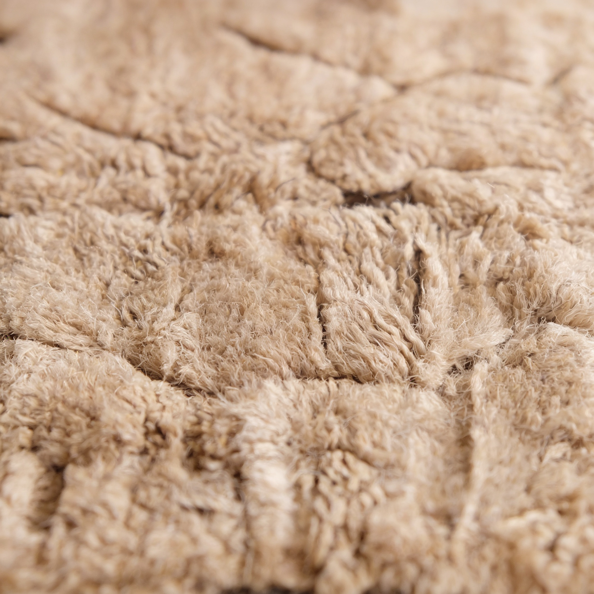 Tapis Berbère Mrirt beige à reliefs - détail macro de la laine et du tissage