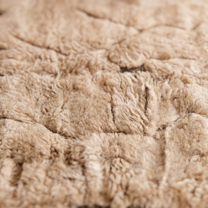 Tapis Berbère Mrirt beige à reliefs - détail macro de la laine et du tissage