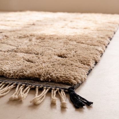 Tapis Berbère Mrirt beige à reliefs - gros plan sur l'épaisseur du poil