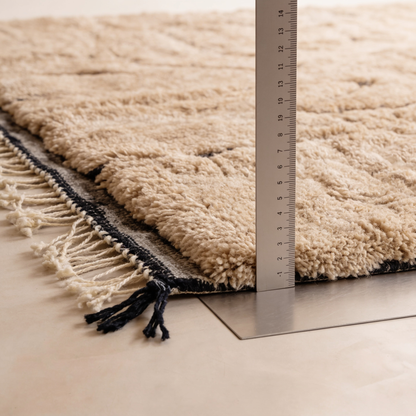 Tapis Berbère Mrirt beige à reliefs - mesure de l'épaisseur avec une règle graduée