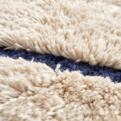 Tapis Berbère Mrirt écru à motifs bleus - détail macro de la laine et du tissage