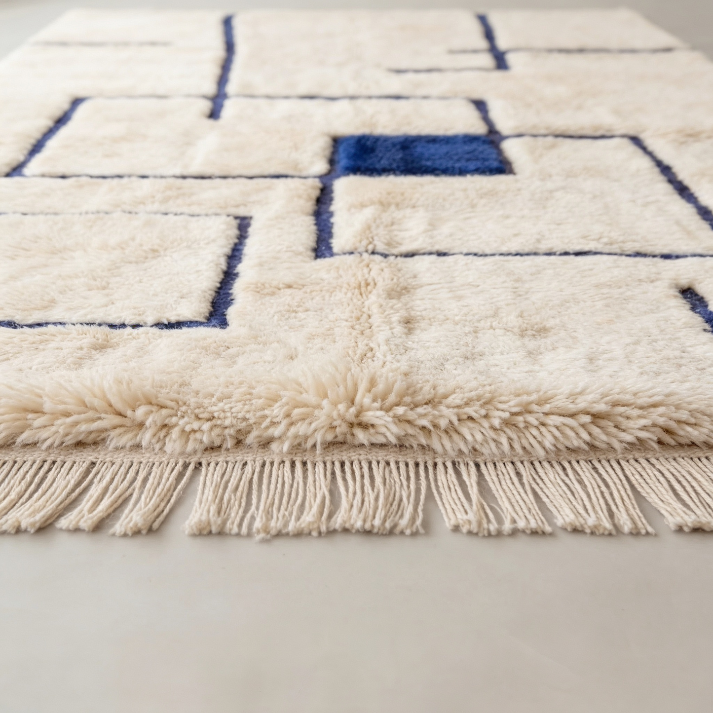 Tapis Berbère Mrirt écru à motifs bleus - gros plan sur l'épaisseur du poil