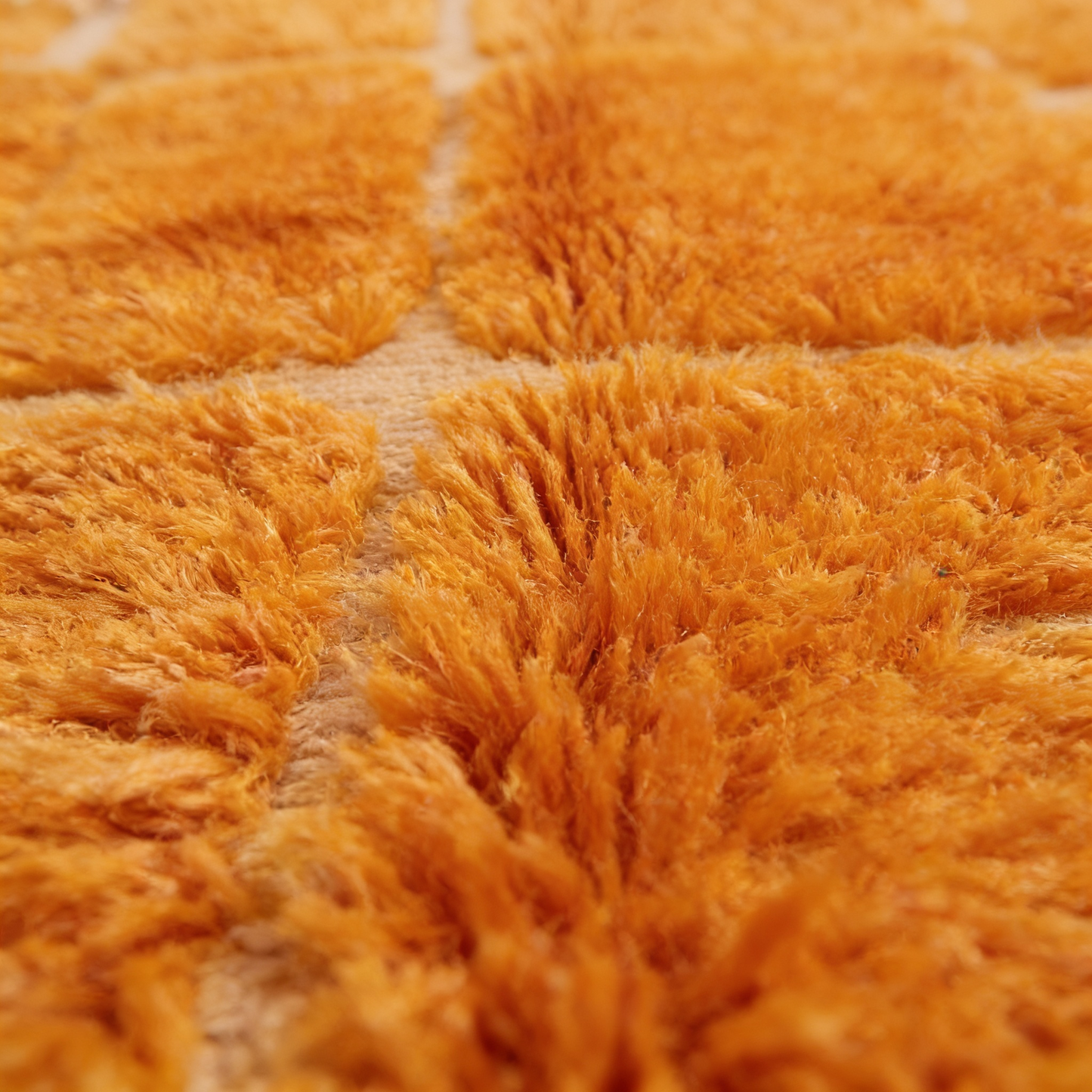 Tapis Berbère Mrirt coloré jaune d'or - détail macro de la laine et du tissage