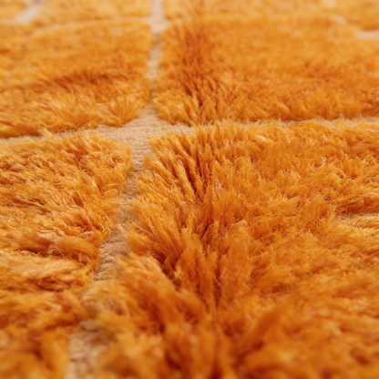 Tapis Berbère Mrirt coloré jaune d'or - détail macro de la laine et du tissage