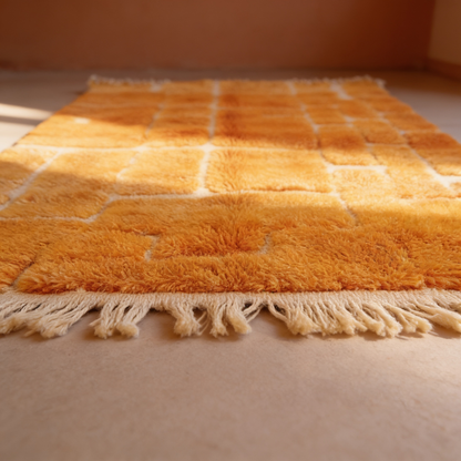 Tapis Berbère Mrirt coloré jaune d'or - gros plan sur l'épaisseur du poil