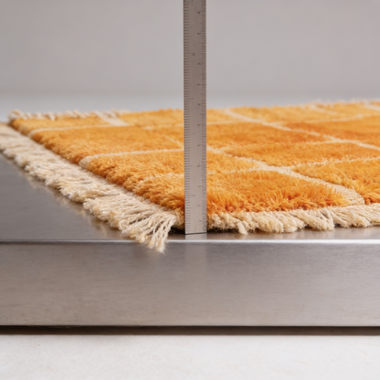 Tapis Berbère Mrirt coloré jaune d'or - mesure de l'épaisseur avec une règle graduée