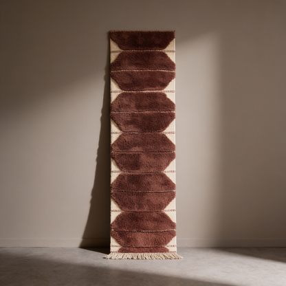 Tapis Mrirt de couloir Terre Rouge, vue de face sur fond gris studio