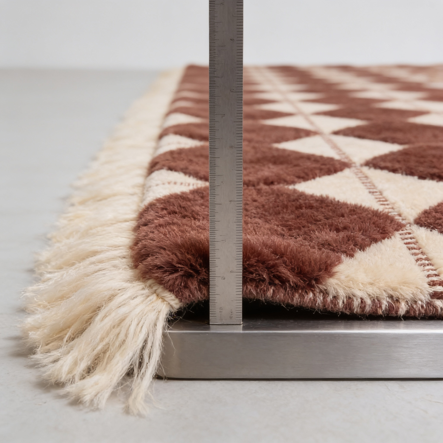 Tapis Mrirt de couloir Terre Rouge - mesure de l'épaisseur avec une règle graduée