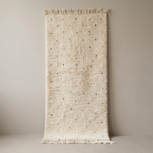 Tapis Berbère Beni Ouarain blanc à pois noirs, vue de face sur fond gris studio