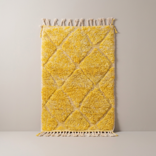 Tapis Berbère Béni Ouarain jaune, vue de face sur fond gris studio
