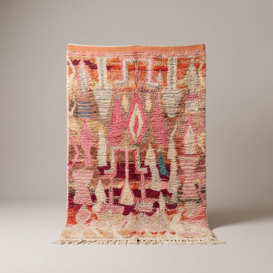 Tapis Berbère Boujad coloré violet rose terracotta et beige, vue de face sur fond gris studio