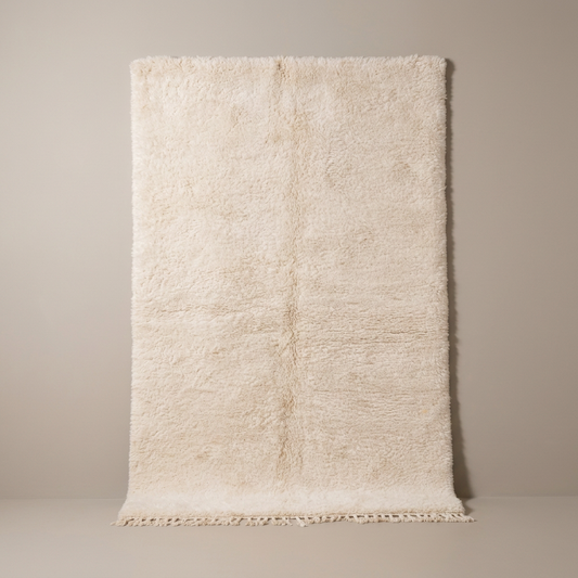 Tapis Berbère Beni Ouarain shaggy écru naturel, vue de face sur fond gris studio