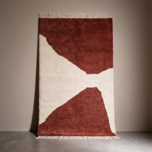 Tapis Berbère Beni Ouarain shaggy rouge intense, vue de face sur fond gris studio