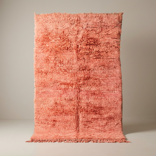 Tapis Berbère Boujad, vue de face sur fond gris studio