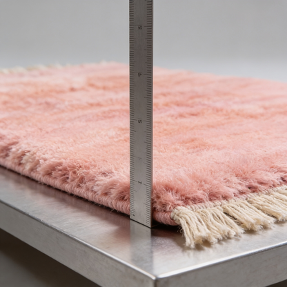 Tapis Berbère Boujad - mesure de l'épaisseur avec une règle graduée