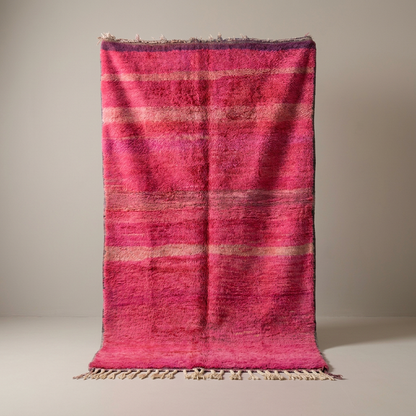 Tapis Berbère Boujad, vue de face sur fond gris studio