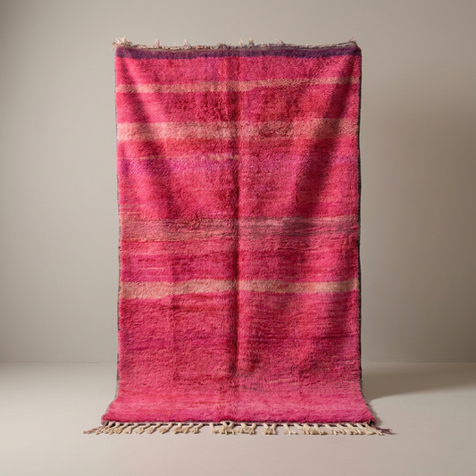 Tapis Berbère Boujad, vue de face sur fond gris studio