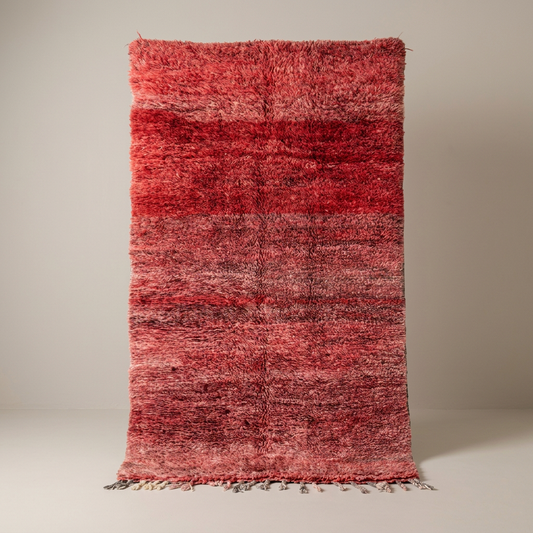 Tapis Berbère Boujad, vue de face sur fond gris studio
