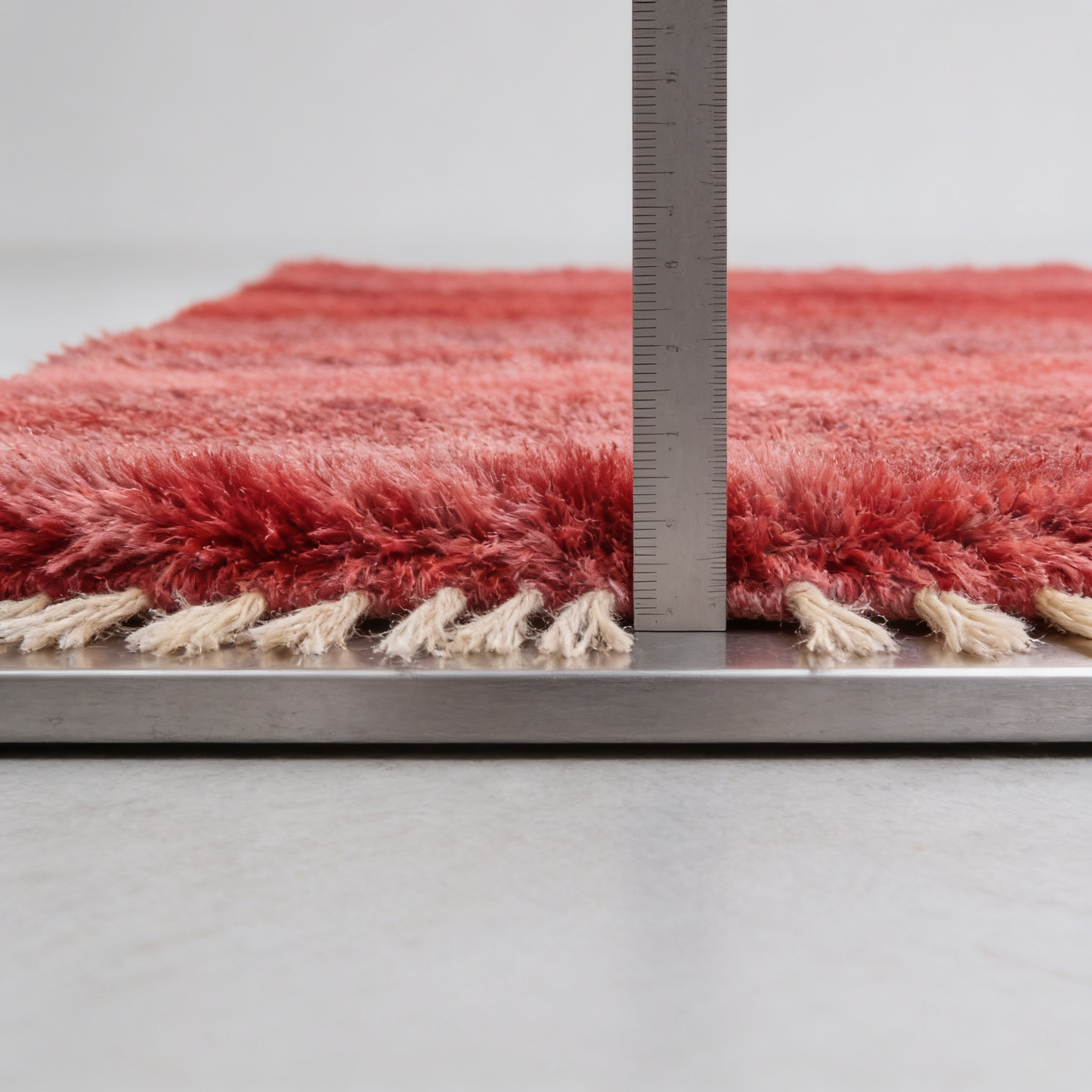Tapis Berbère Boujad - mesure de l'épaisseur avec une règle graduée