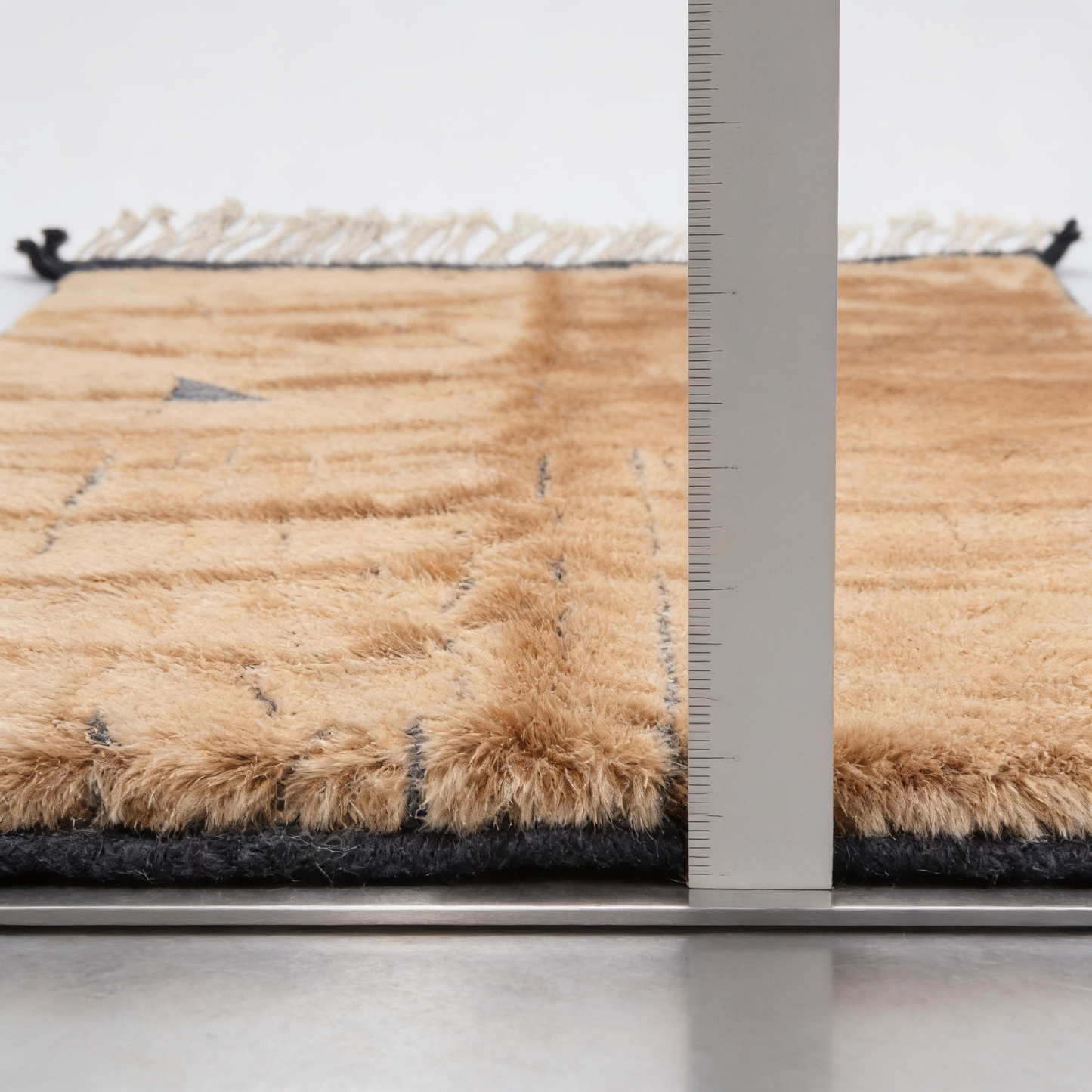 Tapis Berbère Mrirt - mesure de l'épaisseur avec une règle graduée
