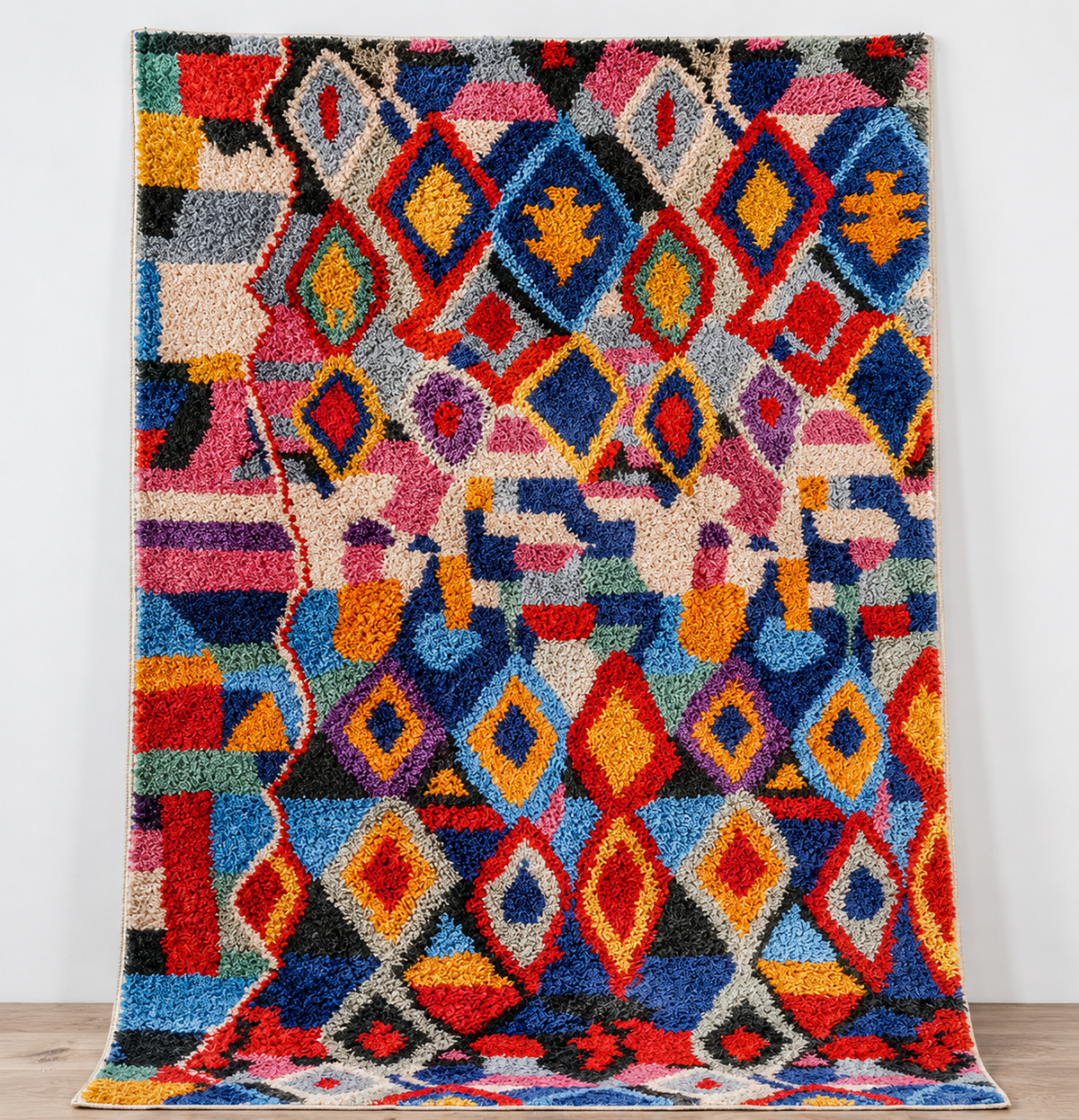 Tapis Azilal multicolore motif losanges imbriqués longue pile vue de face – MaisonTifinagh