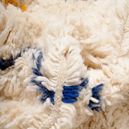Tapis Azilal Blanc Géométrique Coloré - détail de la texture - laine naturelle de haute qualité