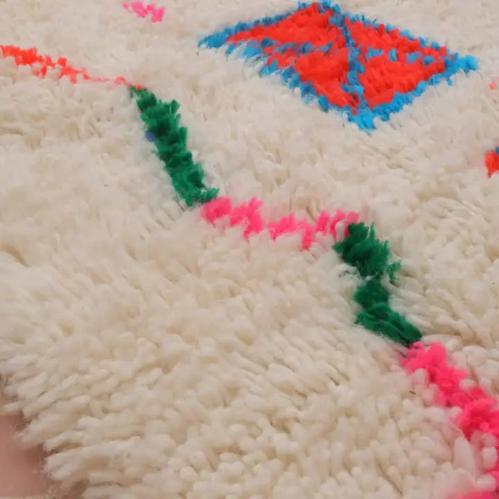 Tapis Azilal Blanc Multicolore - détail de la texture - laine naturelle de haute qualité