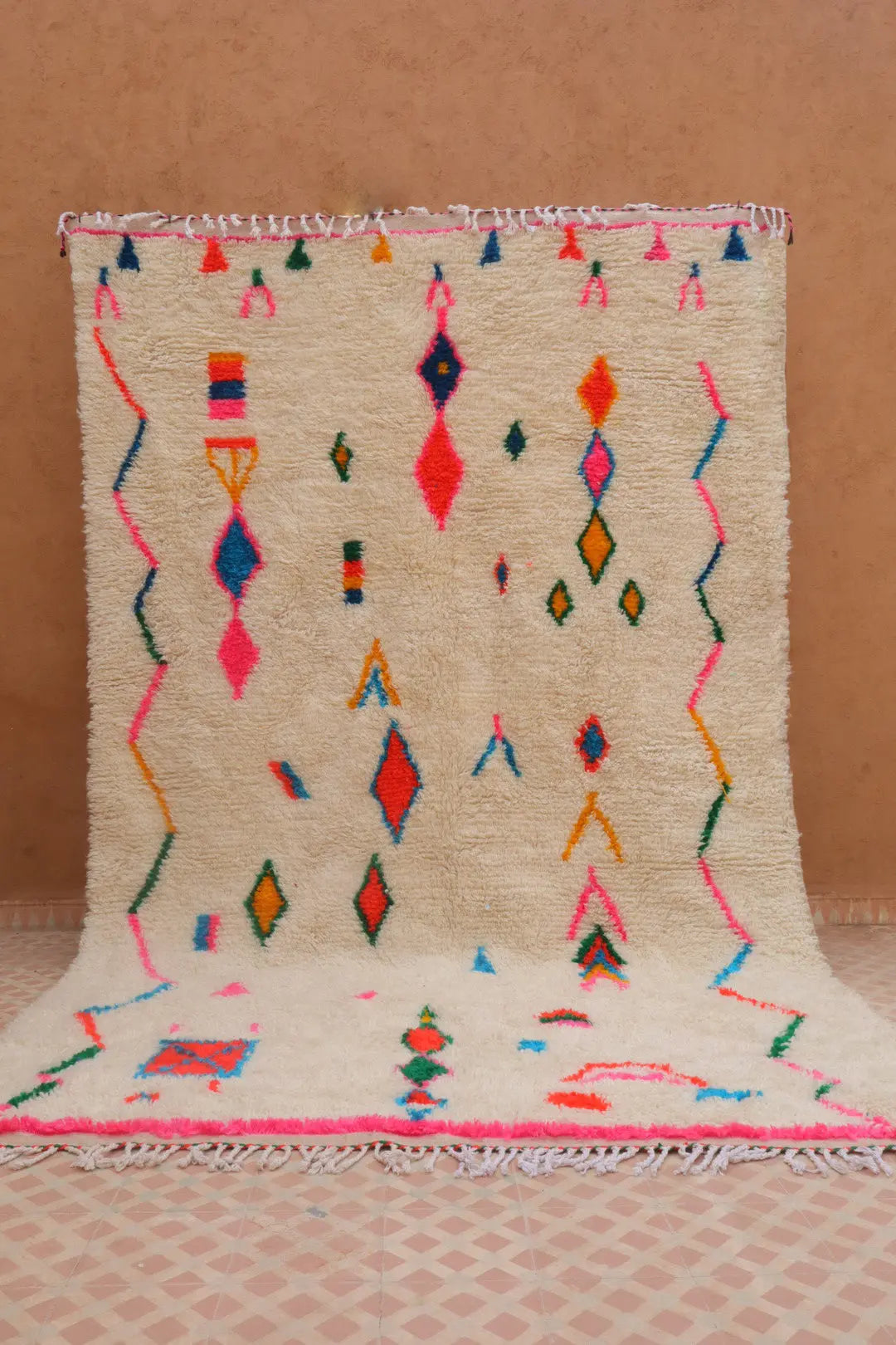 Tapis Berbère Coloré Blanc Motifs Multicolore Bords Rose - Azilal Néda