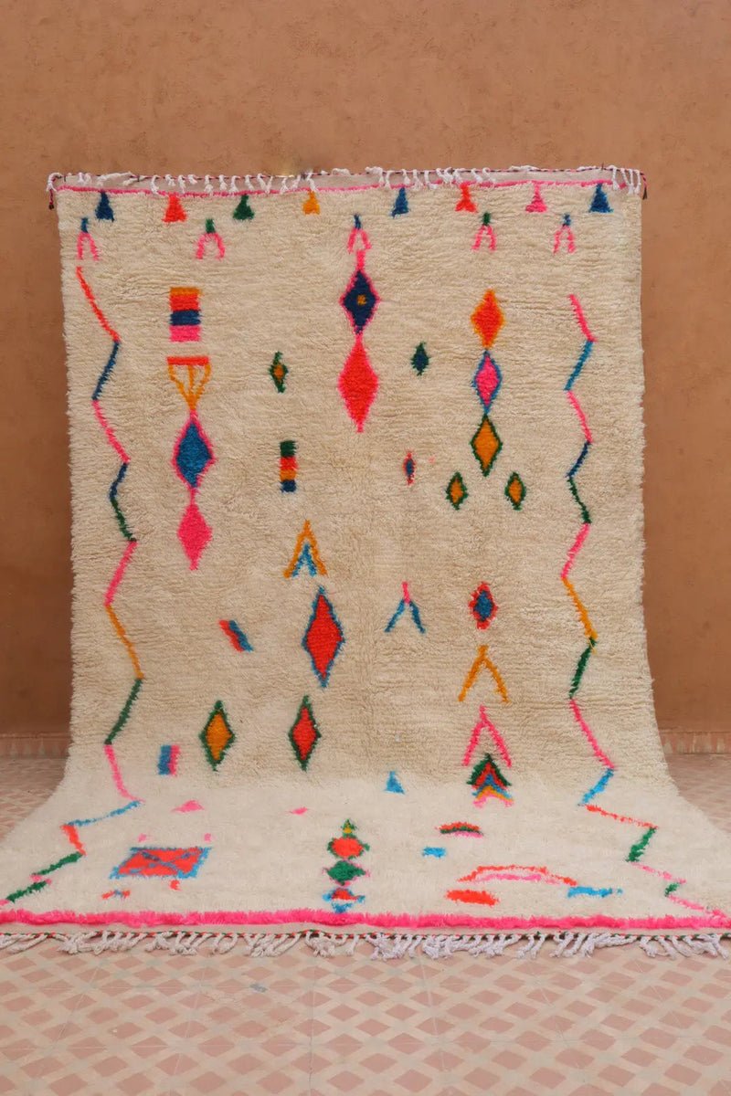 Tapis Berbère Coloré Blanc Motifs Multicolore Bords Rose - Azilal Néda