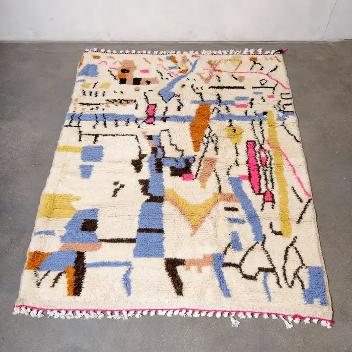 Tapis Azilal Blanc Poils Longs Colorés Abstraits - ambiance décoration intérieure marocaine artisanale