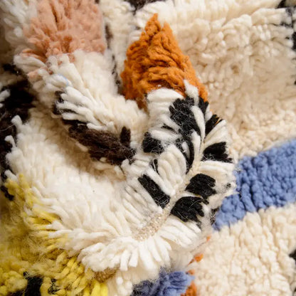 Tapis Azilal Blanc Poils Longs Colorés Abstraits - détail de la texture - laine naturelle de haute qualité