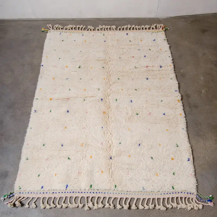 Tapis Azilal Blanc Pois Colorés - ambiance décoration intérieure marocaine artisanale