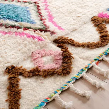 Tapis Azilal Coloré Losanges Multicolores - détail de la texture - laine naturelle de haute qualité