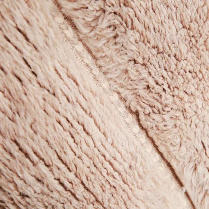 Tapis Azilal Rose Texturé - détail de la texture - laine naturelle de haute qualité