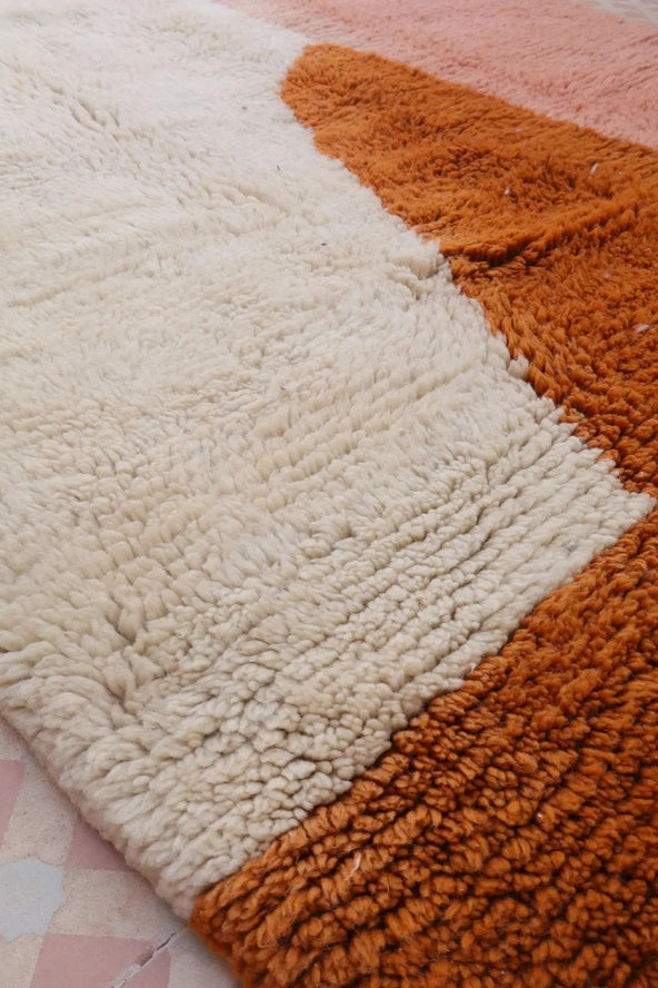Tapis Beni Ourain Terracotta Saumon - détail de la texture - laine naturelle de haute qualité