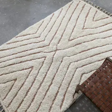 Tapis Beni Ourain Blanc Crème - détail de la texture - laine naturelle de haute qualité