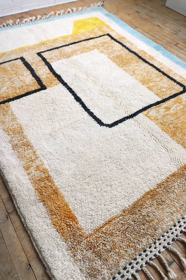 Tapis Beni Ourain Géométrique Moderne Ocre et Blanc - ambiance décoration intérieure marocaine artisanale