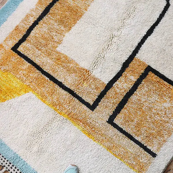 Tapis Beni Ourain Géométrique Moderne Ocre et Blanc - détail de la texture - laine naturelle de haute qualité