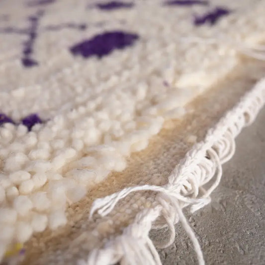 Tapis Beni Ourain Ivoire Violets - détail de la texture - laine naturelle de haute qualité