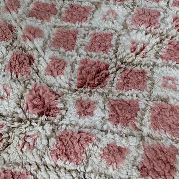 Tapis Beni Ourain Laine Rose - détail de la texture - laine naturelle de haute qualité