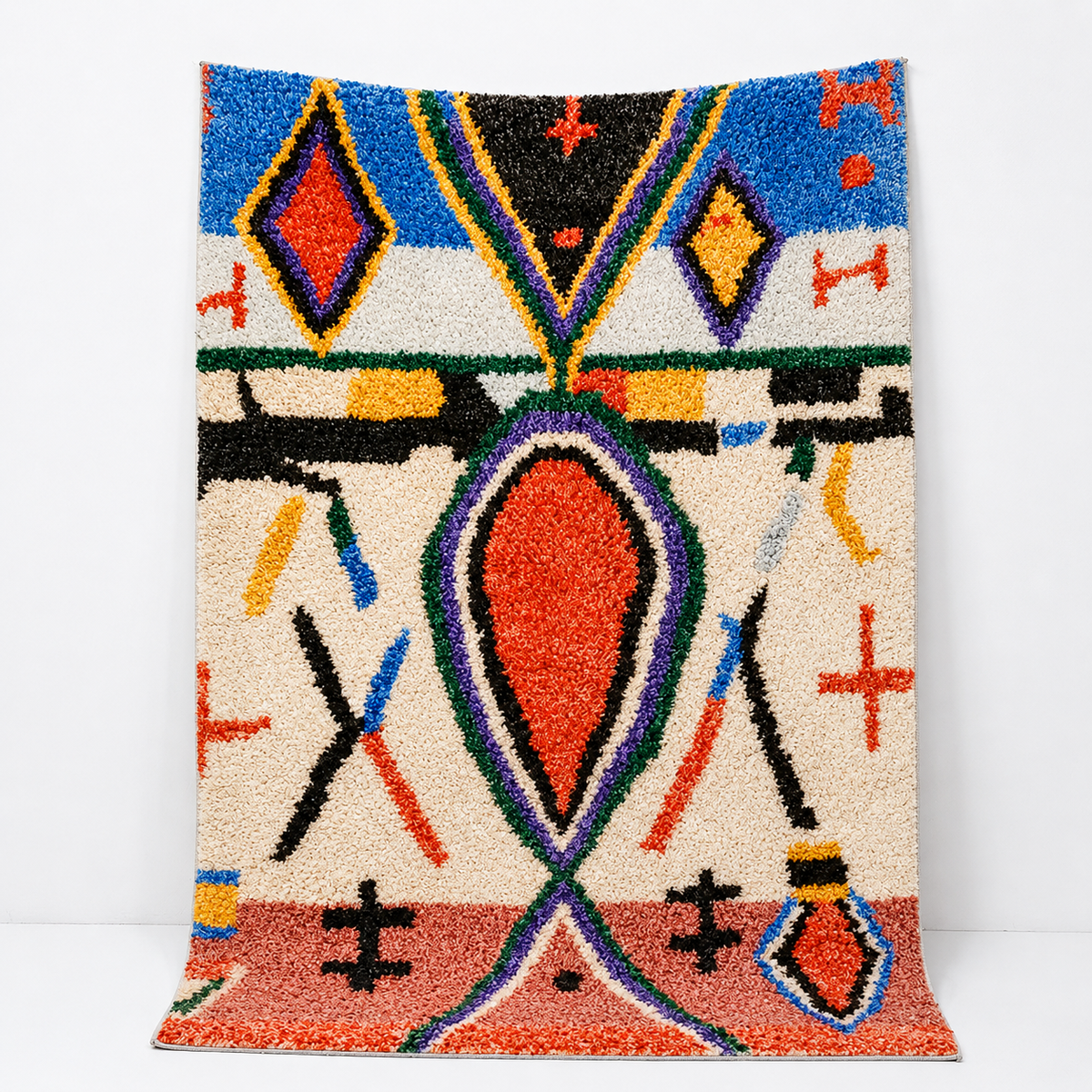 Tapis berbère à motifs géométriques colorés — losanges, croix et symboles sur fond ivoire, style Azilal